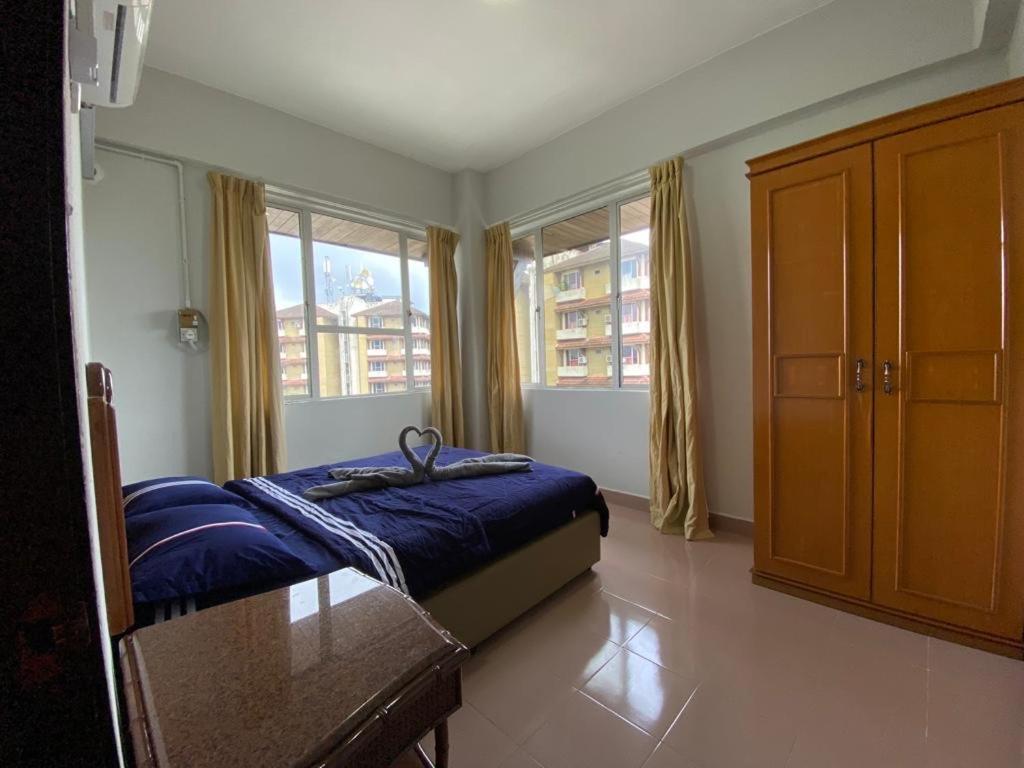 D'Lina Pelangi Apartment Chukai Exterior photo